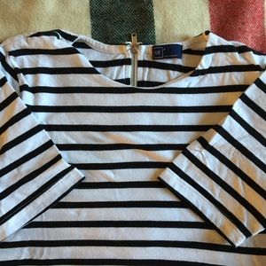 Gap black white stripe zipper tshirt